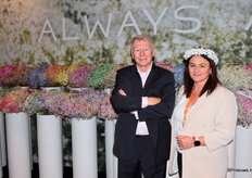 Voor elke bloemist, gelegenheid, bloemist en budget mogelijkheden en kleuren. Thomas Sonnabend en Agnieszka Gebauer zetten in om de bloemist te inspireren en de mogelijkheden te laten zien die er zijn met gips. Het mooie van dit product is dat zowel vers als gedroogd zijn kleuren behoudt.